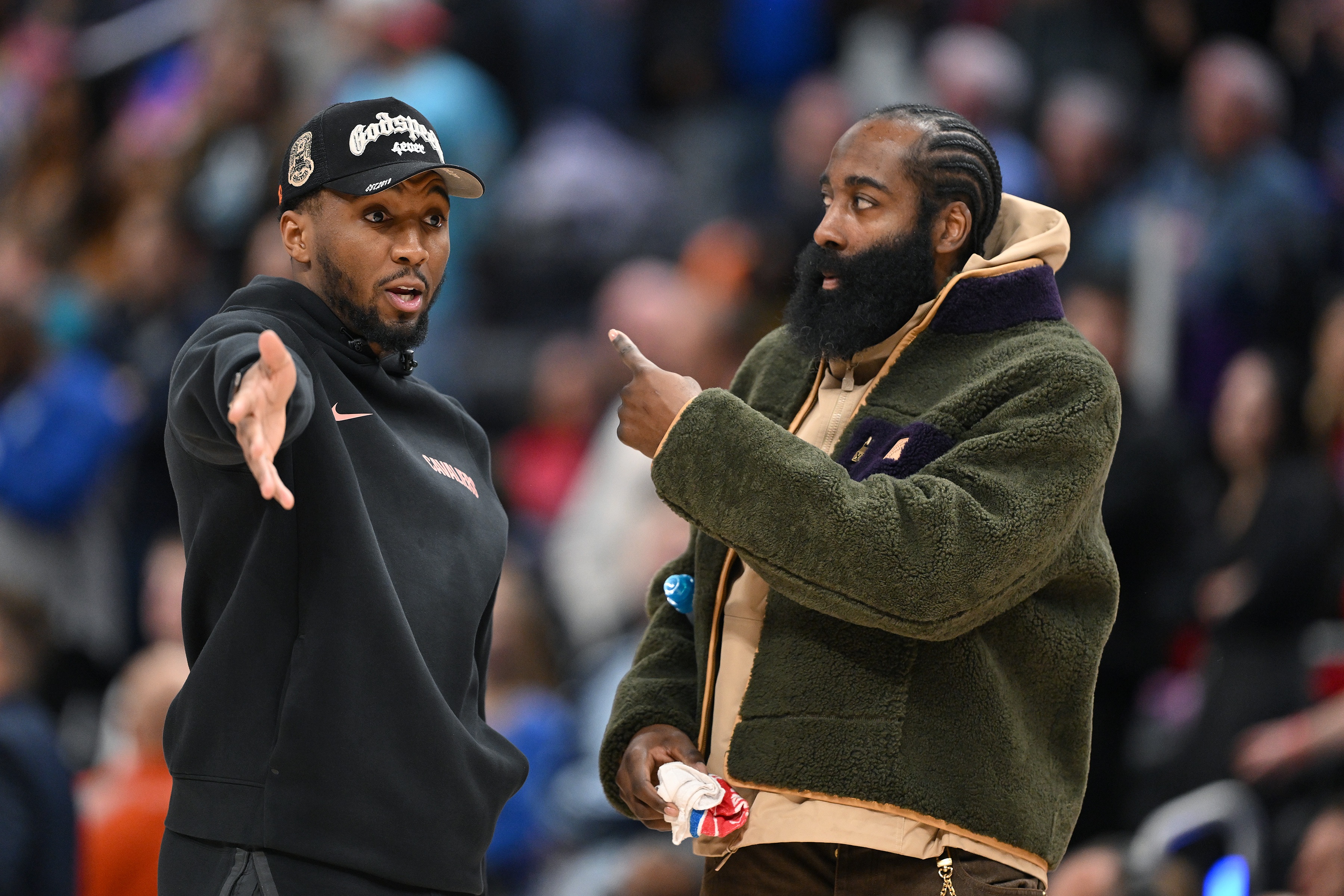 星空体育下载-米切尔:哈登吸引了大量防守 最好选择是我退后一步让他掌控比赛